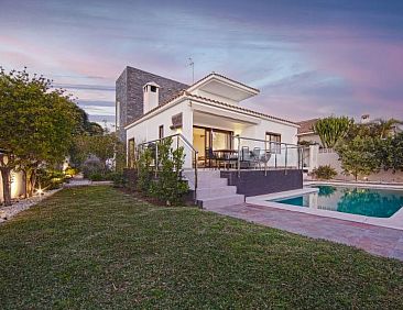 Vakantiehuis Modern Villa close to Costabella beach