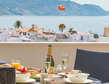Hartje Nerja -zeezicht+strand 3 min.