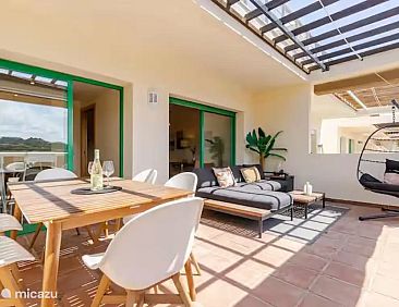 Penthouse met groot terras+zwembad