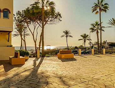 Gelukzaligheid aan het strand in Marbella
