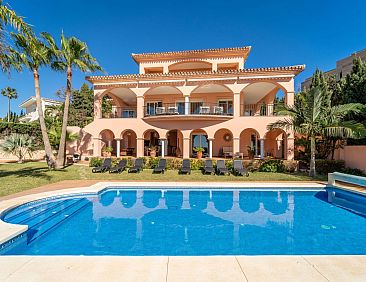 Vakantiehuis Luxuriöse Villa mit beheiztem Pool und Whirlpo