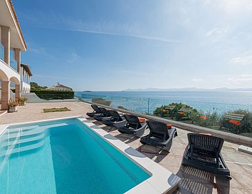 Vakantiehuis Verträumte Villa mit privatem Pool und Liegewi