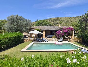 Vakantiehuis Finca mit Bergblick, Schwimmbad und Klimaanlage