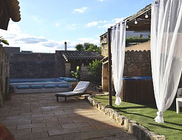 Vakantiehuis Jedes Ferienhaus mit Garten und Schwimmbad