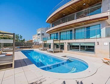 Vakantiehuis Atemberaubende Villa mit Whirlpool, beheiztem P