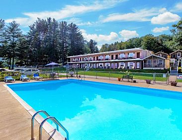 Half Moon Motel & Cottages