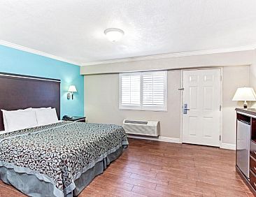 Days Inn by Wyndham Long Beach City Center