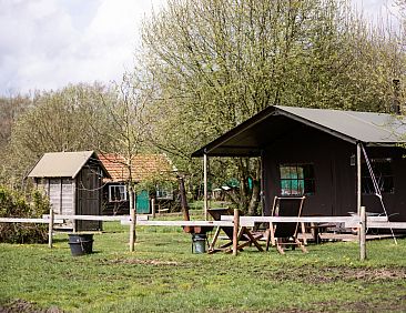 Tenthuisje met warme privédouche naast de tent met Hottub