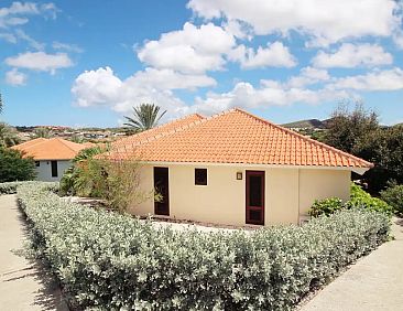 Kleurvolle villa op Blue Bay Resort