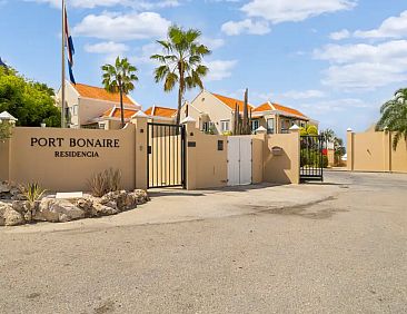 Port Bonaire - Pool, zee en diveshop