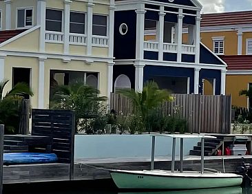 Waterfront Villa met Private Pool