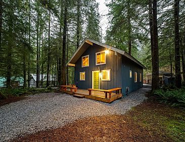 Vakantiehuis Neu gestaltete Hütte mit Whirlpool, Holzofen, 