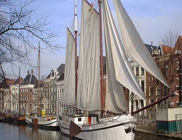 Zeilschip als groepsaccommodatie voor 34 personen in de stad