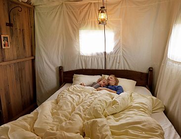 Tenthuis met warme privédouche bij de boer