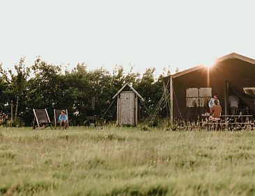 Tenthuisje met warme privédouche naast de tent