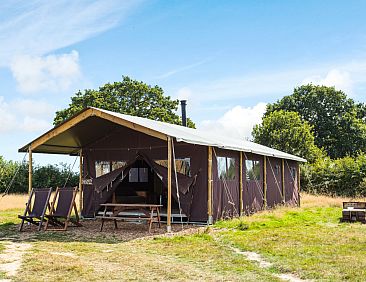 Tenthuisje met warme privédouche naast de tent