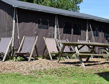 Tenthuis met warme privédouche bij de boer