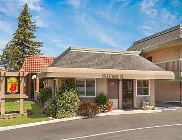 Super 8 by Wyndham Martinez