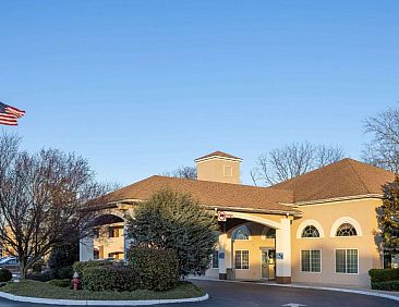 Days Inn &amp; Suites by Wyndham Cherry Hill - Philadelphia