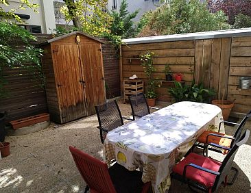 cosy rare 2 bedroom apartment around a private garden